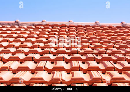 Dach- konstruktion. Red Roof Keramikfliesen auf blauen Himmel Hintergrund Stockfoto