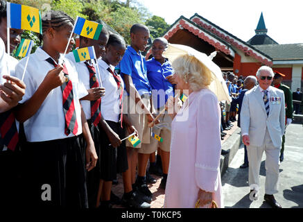Der Prinz von Wales und die Herzogin von Cornwall während einer Kranzniederlegung am Ehrenmal in Kingstown, St. Vincent und die Grenadinen während eines Tages zur Besichtigung der karibischen Insel. Stockfoto