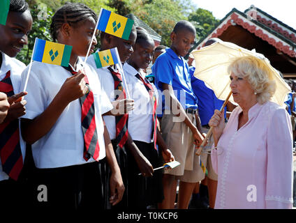 Der Prinz von Wales und die Herzogin von Cornwall während einer Kranzniederlegung am Ehrenmal in Kingstown, St. Vincent und die Grenadinen während eines Tages zur Besichtigung der karibischen Insel. Stockfoto