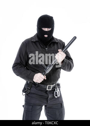 Antiterrorist Polizei Kerl mit schwarzen Uniform und Schwarz balaclava fest halten Polizei Verein in beiden Händen, Schuß auf Weiß Stockfoto