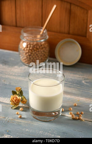 Sojamilch im Glas: Detailansicht Stockfoto