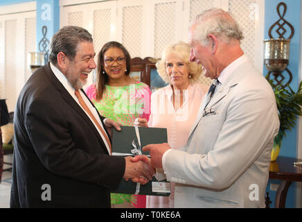 Der Prinz von Wales und die Herzogin von Cornwall (Mitte rechts) Geschenke auszutauschen mit dem Premierminister von St. Vincent und die Grenadinen Ralph Gonsalves (links) bei einem Empfang in der Residenz des Ministerpräsidenten, in Kingstown, St. Vincent und die Grenadinen, als Teil eines Tages zur Besichtigung der karibischen Insel. Stockfoto