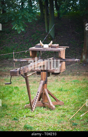 Ballista - alte Rakete Waffe, die ein großes Geschoss an einem entfernten Ziel gestartet. Stockfoto