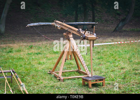 Ballista - alte Rakete Waffe, die ein großes Geschoss an einem entfernten Ziel gestartet. Stockfoto