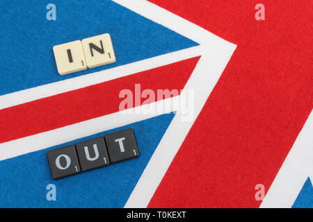 Union Jack mit In/Out Brexit Motiv, in Bezug auf die In oder Verlassen der EU bleiben, und das Abbrechen Brexit Petition. Stockfoto