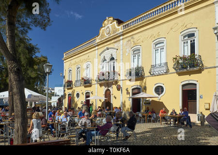 Open-air Restaurant am Fluss Gilao in Tavira, Faro, Algarve, Portugal Stockfoto