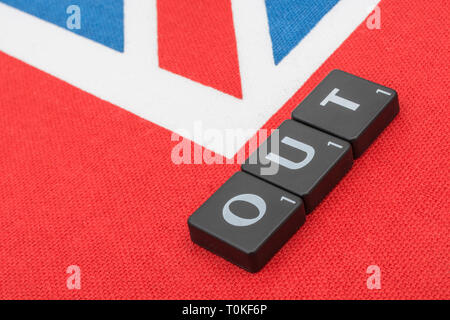 Union Jack mit in/out Brexit-Motiv, in Bezug auf den Aufenthalt in oder aus der EU, und die Brexit-Petition abbrechen. Brexit Countdown, No-Deal Brexit. Stockfoto