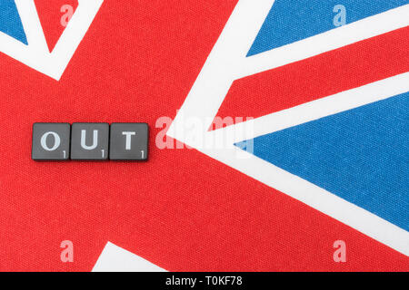 Union Jack mit in/out Brexit-Motiv, in Bezug auf den Aufenthalt in oder aus der EU, und die Brexit-Petition abbrechen. Brexit Countdown, No-Deal Brexit. Stockfoto