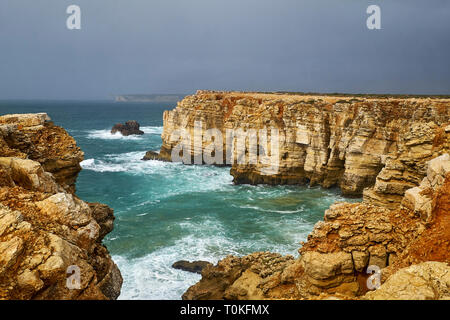 Felsige Küste am Cabo de Sao Vicente mit stürmischer See in der Nähe des Sarges, Algarve, Faro, Portugal Stockfoto