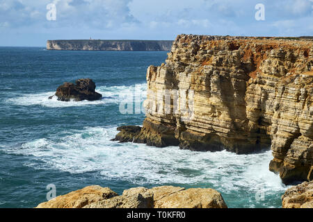 Felsige Küste am Cabo de Sao Vicente mit stürmischer See in der Nähe des Sarges, Algarve, Faro, Portugal Stockfoto