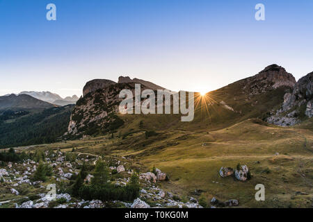 Blick vom Falzarego Pass auf dem Valparola Pass und die Marmolada, Sonnenuntergang, Dolomiten, Italien Stockfoto