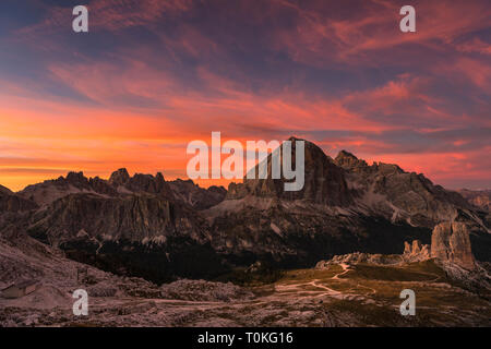 Blick auf die Cinque Torri und den Tofane von Monte Nuvolau, Cortina d'Ampezzo, Dolomiten, Italien Stockfoto