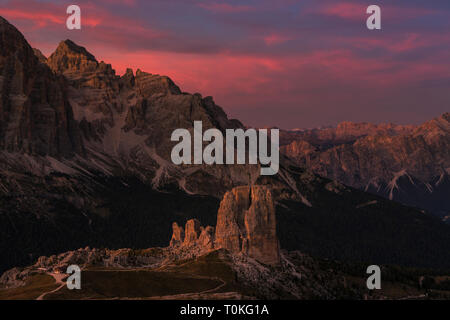 Blick auf die Cinque Torri in den Sonnenuntergang von Monte Nuvolau, Cortina d'Ampezzo, Dolomiten, Italien Stockfoto