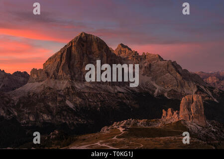 Blick auf die Cinque Torri und den Tofane von Monte Nuvolau, Cortina d'Ampezzo, Dolomiten, Italien Stockfoto