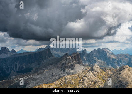 Blick vom Rifugio Lagazuoi (2752 m) der Monte Averau und der Croda Negra, Dolomiten, Italien Stockfoto