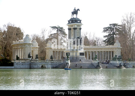 MADRID - Spanien - Feb 19, 2019: Das Denkmal von Alfonso XII ist in Buen Retiro Park (El Retiro), Madrid, Spanien. Das Denkmal befindet sich auf der Ostseite gelegen Stockfoto