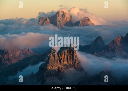 Blick vom Rifugio Lagazuoi (2752 m) der Monte Pelmo, Monte Averau und der Croda Negra, Dolomiten, Cortina d'Ampezzo, Italien Stockfoto