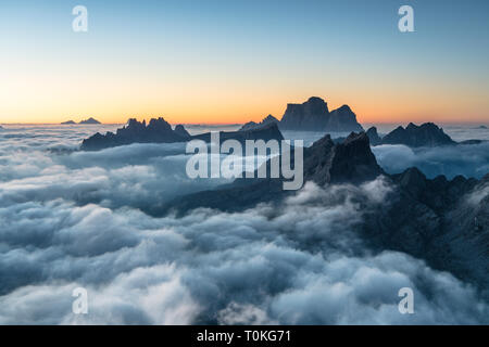 Blick vom Rifugio Lagazuoi (2752 m) der Monte Pelmo, Croda da Lago und Monte Averau, Dolomiten, Italien Stockfoto