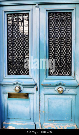 Nahaufnahme eines grungy alle Verwitterten Türen in einem Haus Eingang in Paris, Frankreich. Stockfoto