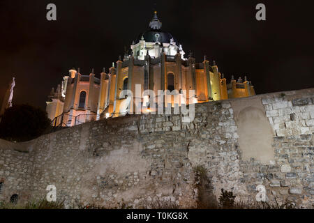 Alte Stadtmauer und Almudena Kathedrale, Madrid Stockfoto