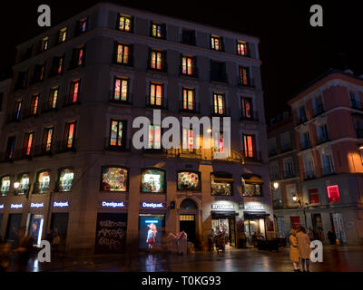 Madrid bei Nacht. Bild von der Plaza del Callao. Stockfoto