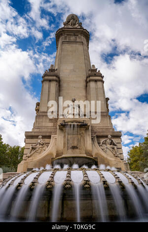 Brunnen und Miguel de Cervantes Denkmal auf der Plaza de España Madrid. Stockfoto
