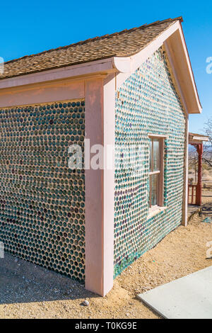 Ein Mann namens Tom Kelly gebaut, um die Flasche Haus in Rhyolith, Nevada um 1905, kurz vor der Wirtschaft und die Minen abgestürzt. Das Haus ist von ap gebaut Stockfoto