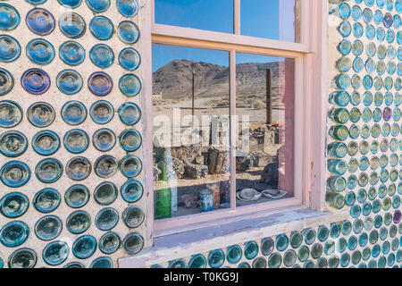 Ein Mann namens Tom Kelly gebaut, um die Flasche Haus in Rhyolith, Nevada um 1905, kurz vor der Wirtschaft und die Minen abgestürzt. Das Haus ist von ap gebaut Stockfoto