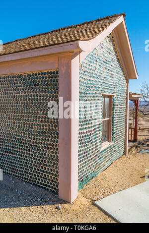 Ein Mann namens Tom Kelly gebaut, um die Flasche Haus in Rhyolith, Nevada um 1905, kurz vor der Wirtschaft und die Minen abgestürzt. Das Haus ist von ap gebaut Stockfoto