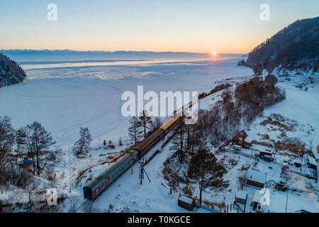 Transsibirische Eisenbahn am Baikalsee, Russland Stockfoto