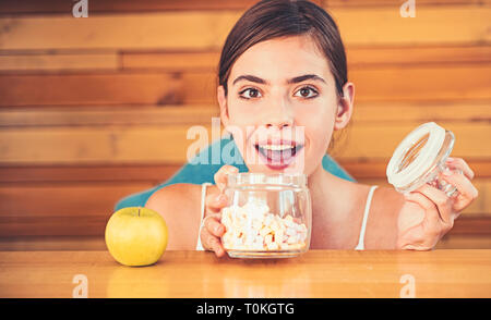 Ich möchte Sie alle. Pretty Woman bevorzugen Marshmallows an Apple. Frau wählen, was zu Essen. Organische und natürliche oder süß und ungesund. Vitamin oder Stockfoto