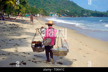 Bin strandverkäuferin Strand Lamai, Koh Samui, Golf von Thailand, Thailand | Strand Anbieter am Lamai Beach, Koh Samui, Golf von Thailand, Thailand Stockfoto