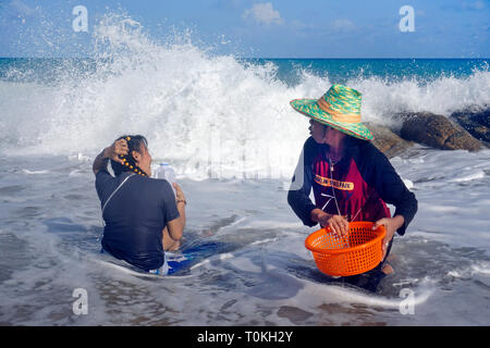 Thailändische Frauen Graben für Muscheln am Strand Lamai Beach, Koh Samui, Golf von Thailand, Thailand Stockfoto
