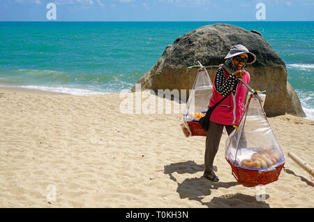 Bin strandverkäuferin Strand Lamai, Koh Samui, Golf von Thailand, Thailand | Strand Anbieter am Lamai Beach, Koh Samui, Golf von Thailand, Thailand Stockfoto