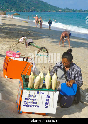 Bin strandverkäuferin Strand Lamai, Koh Samui, Golf von Thailand, Thailand | Strand Anbieter am Lamai Beach, Koh Samui, Golf von Thailand, Thailand Stockfoto