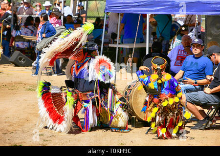 Männliche Native America Krieger in den zeremoniellen Kostüme an der Wa: k Pow Wow auf odham Buchung der Tohono O'in Arizona Stockfoto