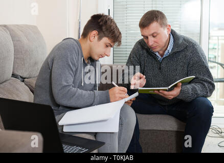Vater Sohn helfen, Hausaufgaben zu machen Stockfoto