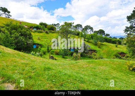 Hobbiton Movie "set-location" für Der Herr der Ringe und der Hobbit Filme. Hobbit Bohrung Wohnungen. Sehenswürdigkeit in der Region Waikato in Neuseeland Stockfoto