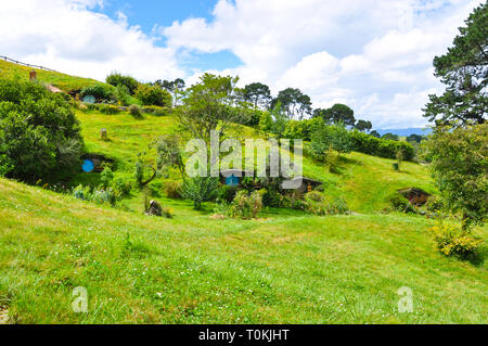 Hobbiton Movie "set-location" für Der Herr der Ringe und der Hobbit Filme. Hobbit Bohrung Wohnungen. Sehenswürdigkeit in der Region Waikato in Neuseeland Stockfoto