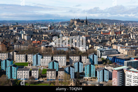 Blick über die Stadt Edinburgh in Edinburgh Castle mit Apartment Gebäude in Dumbiedykes im Vordergrund, Schottland, Großbritannien Stockfoto