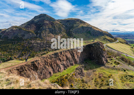 Blick auf den Arthur's Seat und Salisbury Crags in Edinburgh, Schottland, Großbritannien Stockfoto