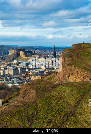Blick auf die Stadt Edinburgh über Salisbury Crags von Arthur's Seat, Edinburgh, Schottland, Großbritannien. Stockfoto