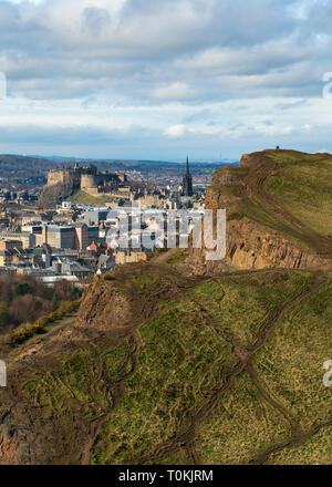 Blick auf die Stadt Edinburgh über Salisbury Crags von Arthur's Seat, Edinburgh, Schottland, Großbritannien. Stockfoto