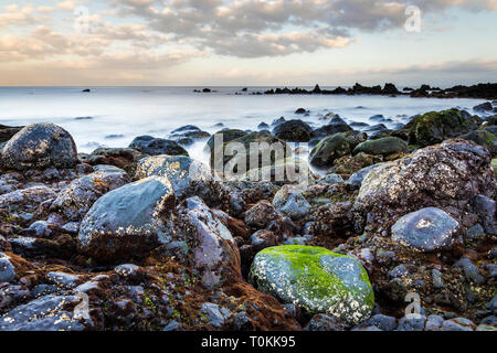 Blick nach Westen in der Dämmerung an der Küste von Playa San Juan, Teneriffa, Kanarische Inseln, Spanien Stockfoto