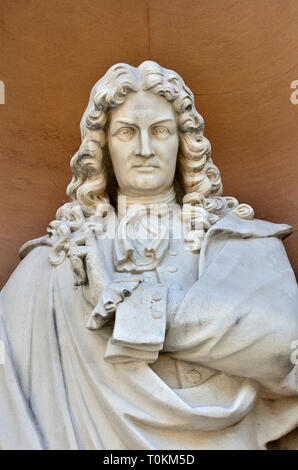 London, England, UK. Statue (von William Theed) auf Burlington Gardens Fassade der Royal Academy (Burlington House) Gottfried Wilhelm Leibniz Stockfoto