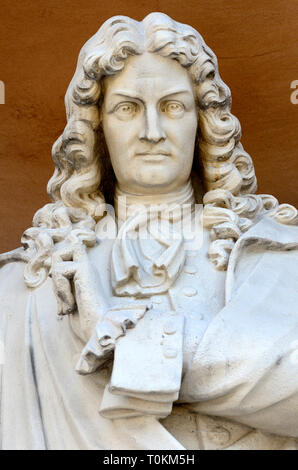 London, England, UK. Statue (von William Theed) auf Burlington Gardens Fassade der Royal Academy (Burlington House) Gottfried Wilhelm Leibniz Stockfoto