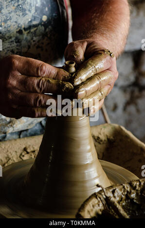 Töpferei Teekocher Gestaltung Töpfen auf eine Töpferei Rad aus Lehm. Stockfoto