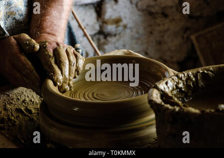 Töpferei Teekocher Gestaltung Töpfen auf eine Töpferei Rad aus Lehm. Stockfoto