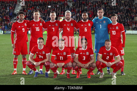 Wales' Team Group, von links nach rechts Obere Reihe: Tyler Roberts, Lee Evans, wird Vaulks, Paul Dummett, Ashley Williams, Danny Ward und Ben Woodburn. Untere Zeile: Ben Woodburn, George Thomas, Neil Taylor und Chris Gunter während der internationalen Freundschaftsspiel auf der Pferderennbahn, Wrexham. Stockfoto