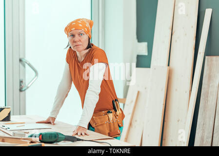 Frau Carpenter mit Taschentuch in Holzarbeiten workshop Posing, kleine Unternehmer am Arbeitsplatz Stockfoto